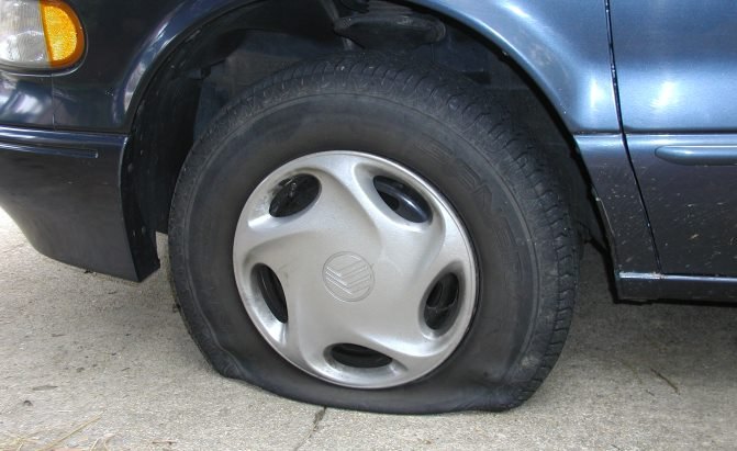 Here’s Why You Really Shouldn’t Drive on a Flat Tire