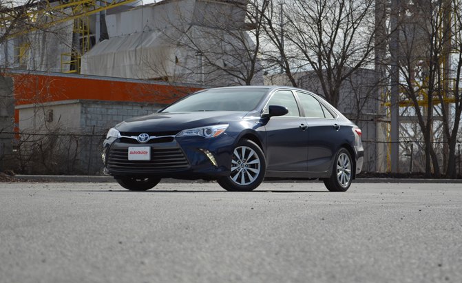2015 toyota camry hybrid review