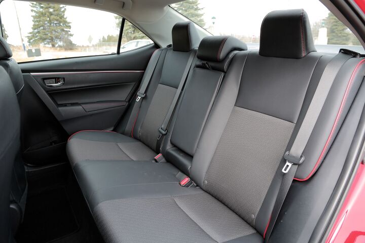 2015-Toyota-Corolla-rear-seats
