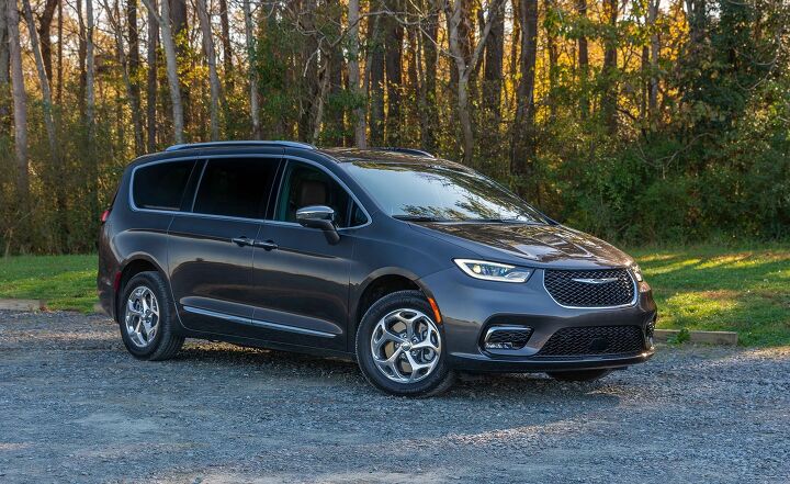 2021 Chrysler Pacifica AWD front three-quarter static shot