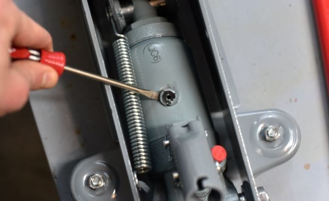 Removing a hydraulic jack fill plug