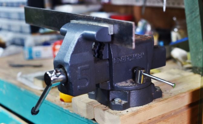 Bench vise with workpiece